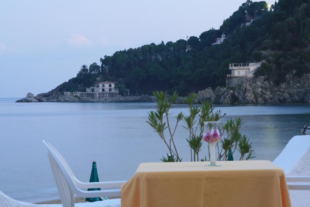 Hotel Club Poseidon Staletti Bagian luar foto